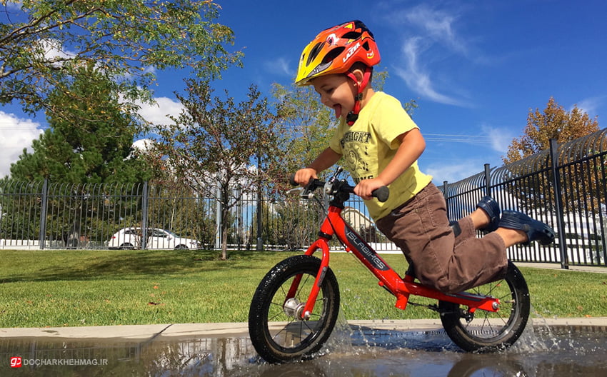 کودکی که دوچرخه سواری می کند