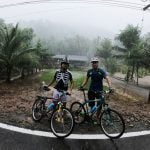 دوچرخه سواری در باران در جزیره کوچانگ تایلند