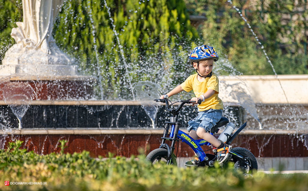 کودکی در حال دوچرخه سواری با دوچرخه اورلرد