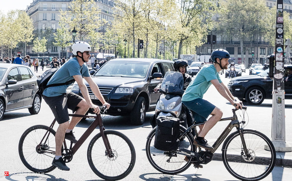 دو نفر در حال دوچرخه سواری در شهر