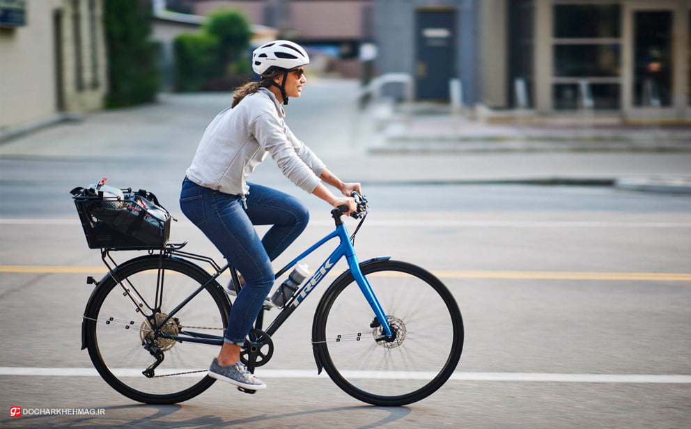 یک زن در حال دوچرخه سواری در شهر