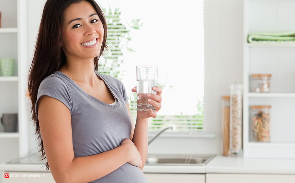 زن حامله در حال آب خوردن