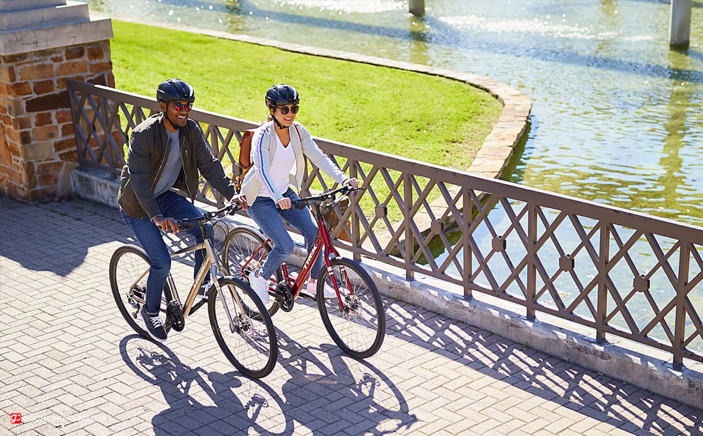 تصویر دو دوچرخه سوار خانم و آقا در پارک