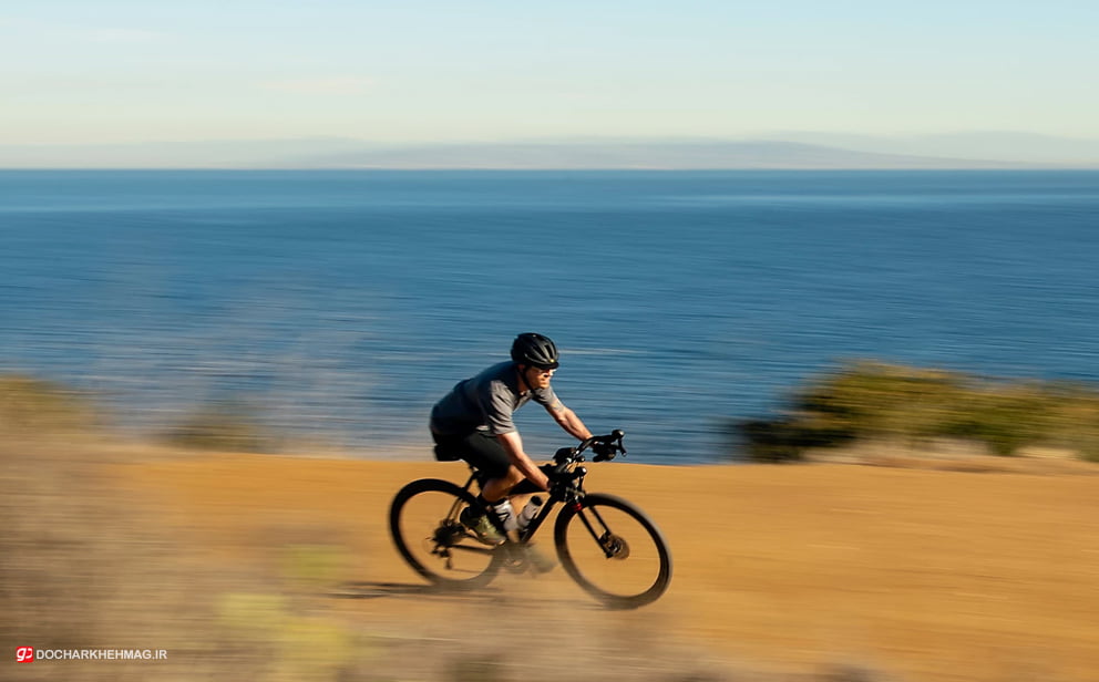 تصویر دوچرخه سوار حرفه ای در کنار ساحل